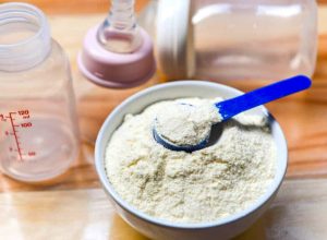 Secretaria de Estado da Saúde (SES/TO) reforça o alerta à população sobre a proibição da comercialização, da distribuição e do uso de lotes de fórmulas infantis - Foto: Reprodução Internet