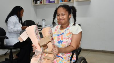 Estudante Ester de Sousa Lopes, de 12 anos, ficou muito contente com a nova prótese recebida - Foto: Ananda Santos/Governo do Tocantins